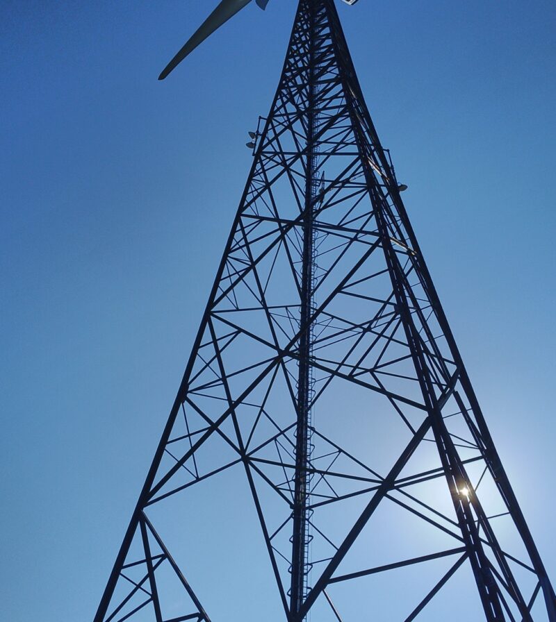 Stahlgitterturm mit Windrad, eine Windkraftanlage aus der Jahrtausendwende